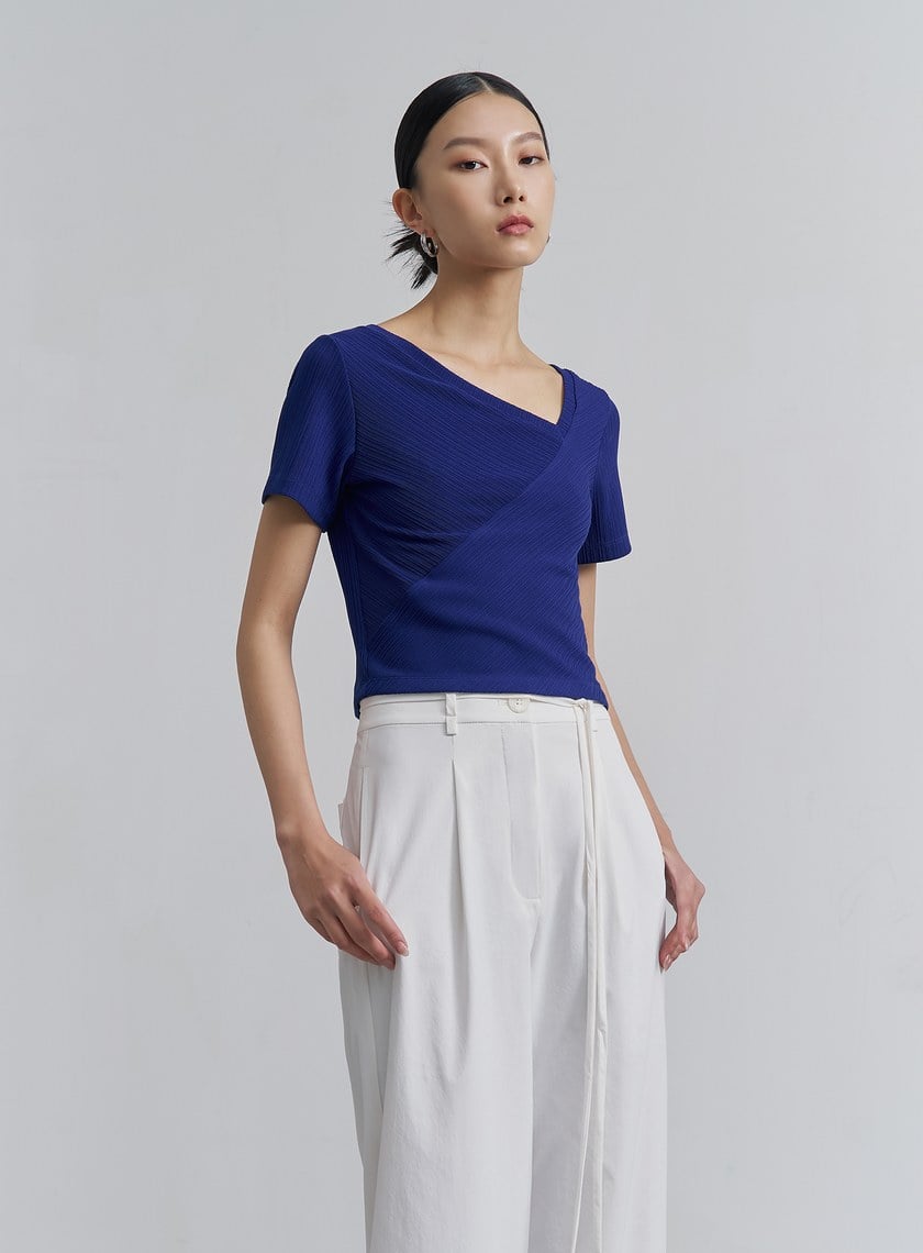 修身斜領細坑條短袖上衣