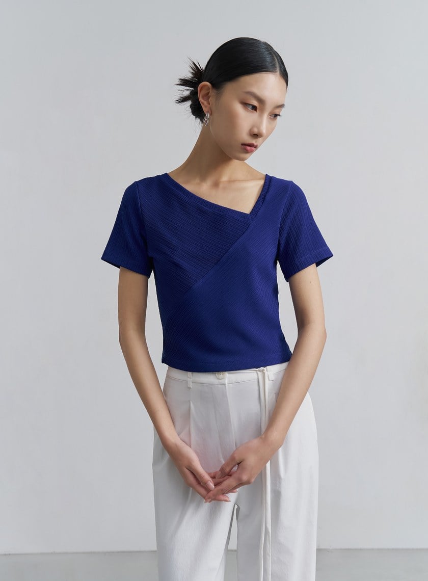 修身斜領細坑條短袖上衣
