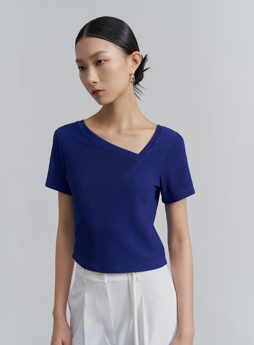 修身斜領細坑條短袖上衣