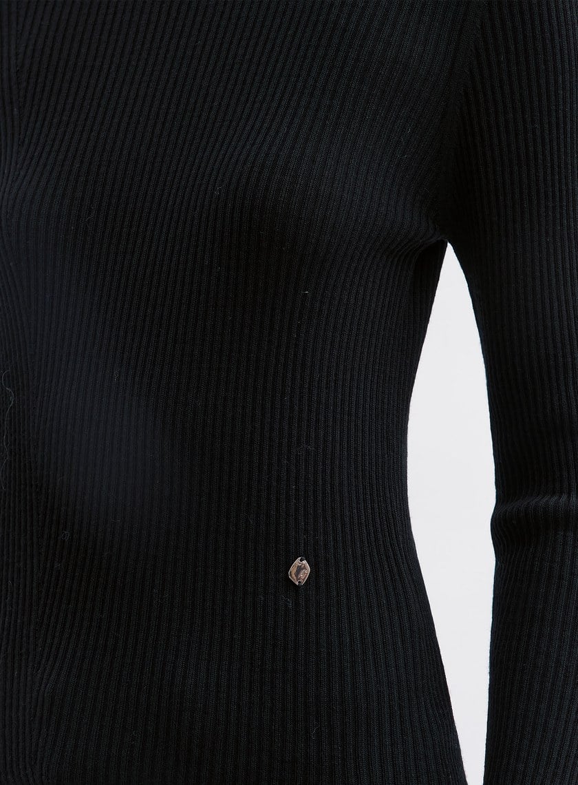 可機洗羊毛半高領針織衫