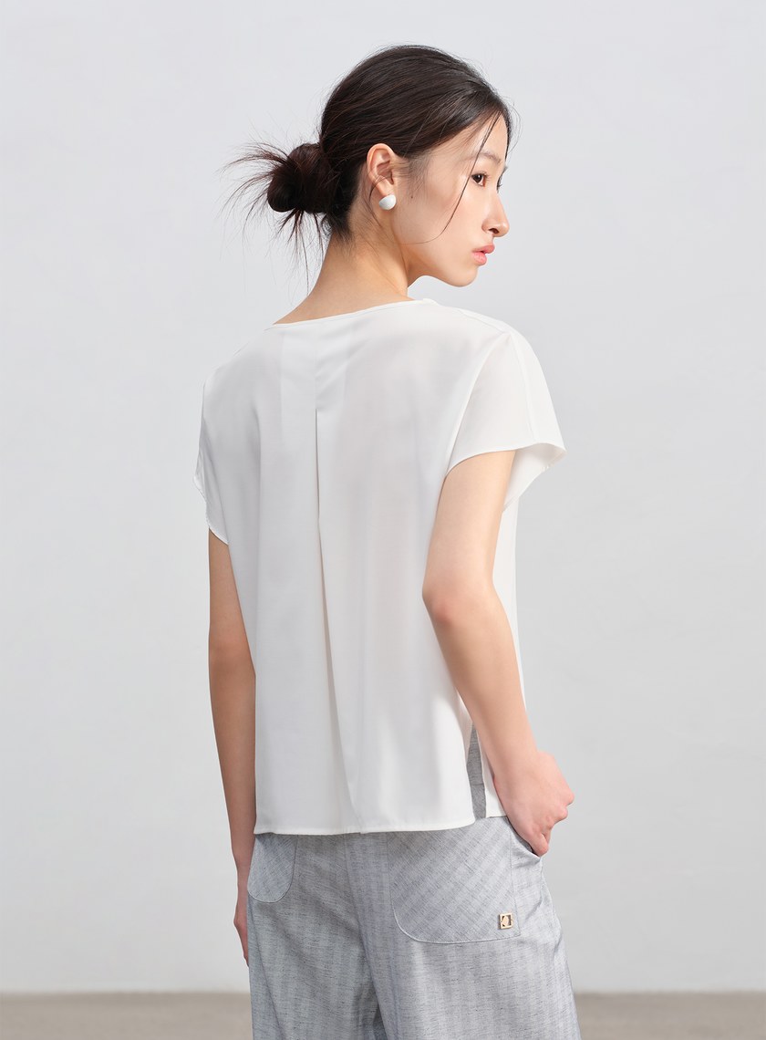 不對稱領口抗皺涼感上衣