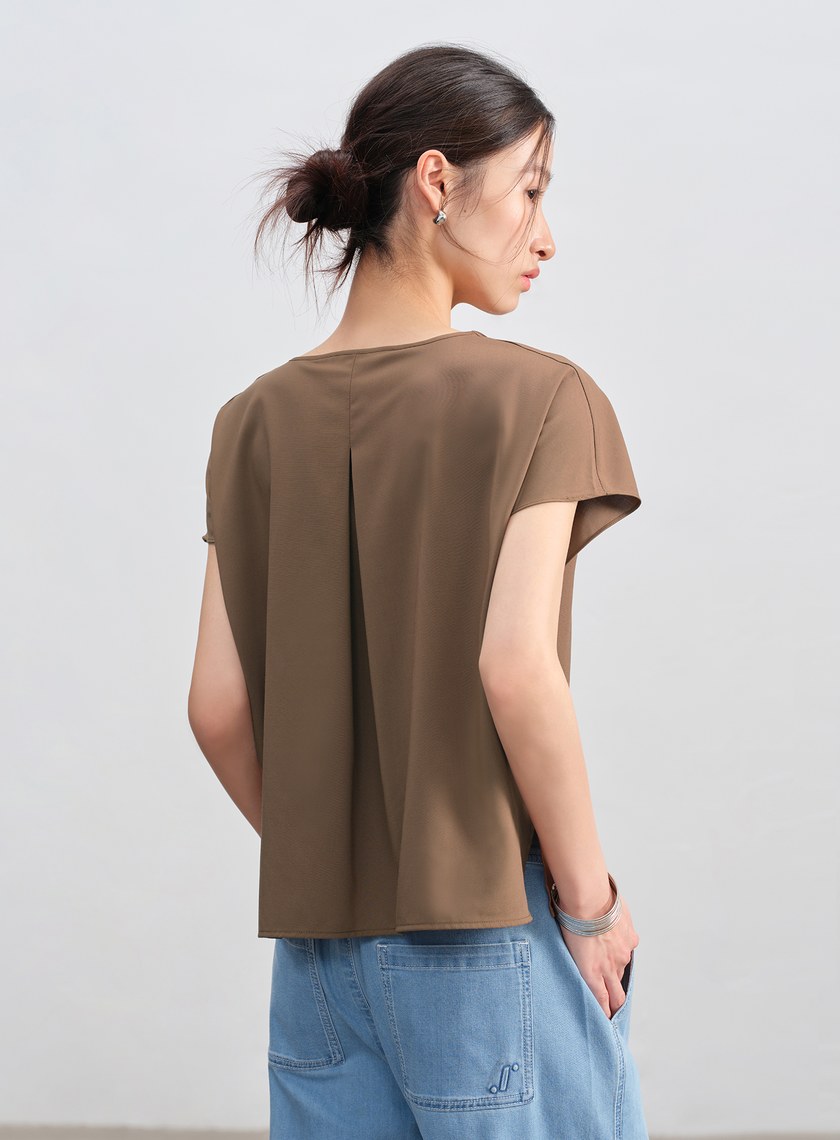 不對稱領口抗皺涼感上衣