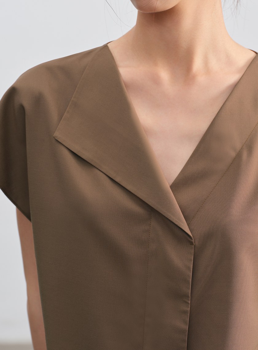 不對稱領口抗皺涼感上衣