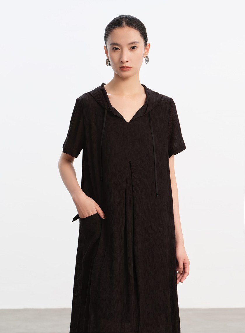 褶皺肌理連帽洋裝