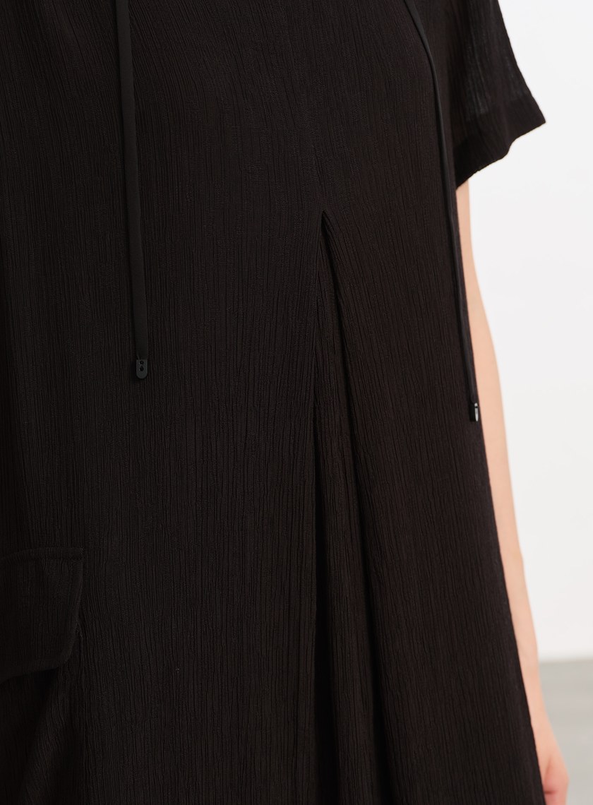 褶皺肌理連帽洋裝