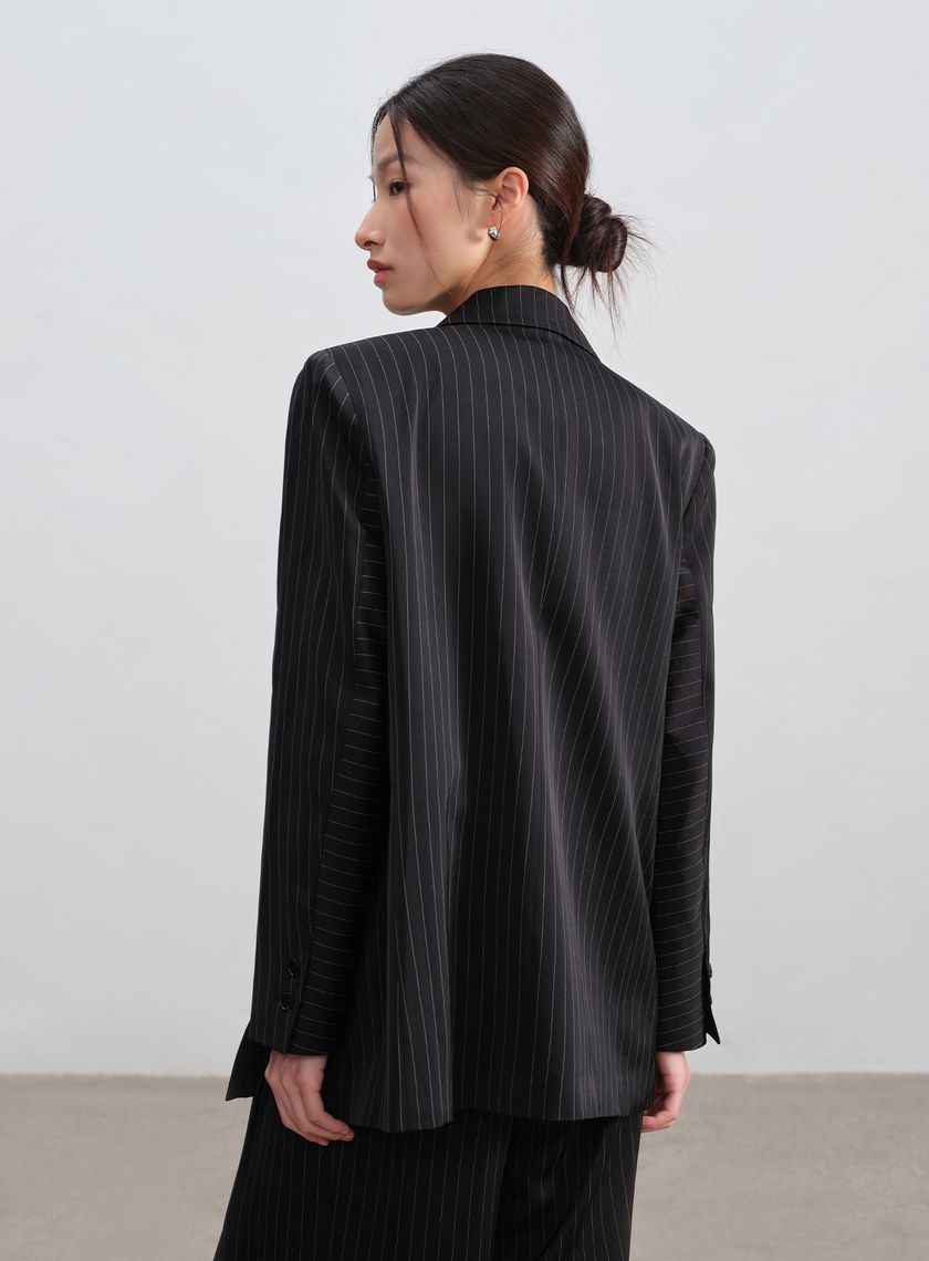 條紋不對稱造型西裝外套