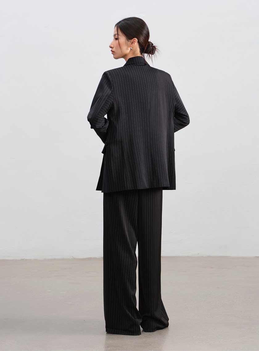 條紋不對稱造型西裝外套