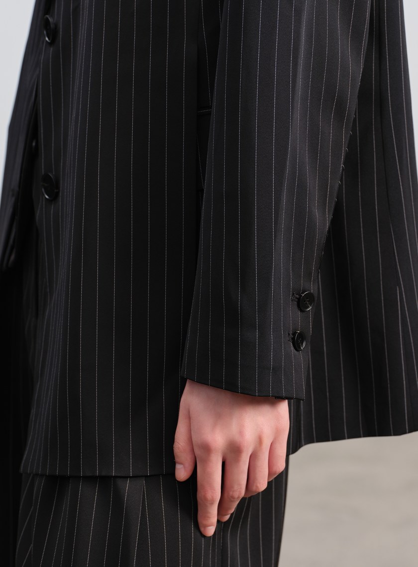 條紋不對稱造型西裝外套