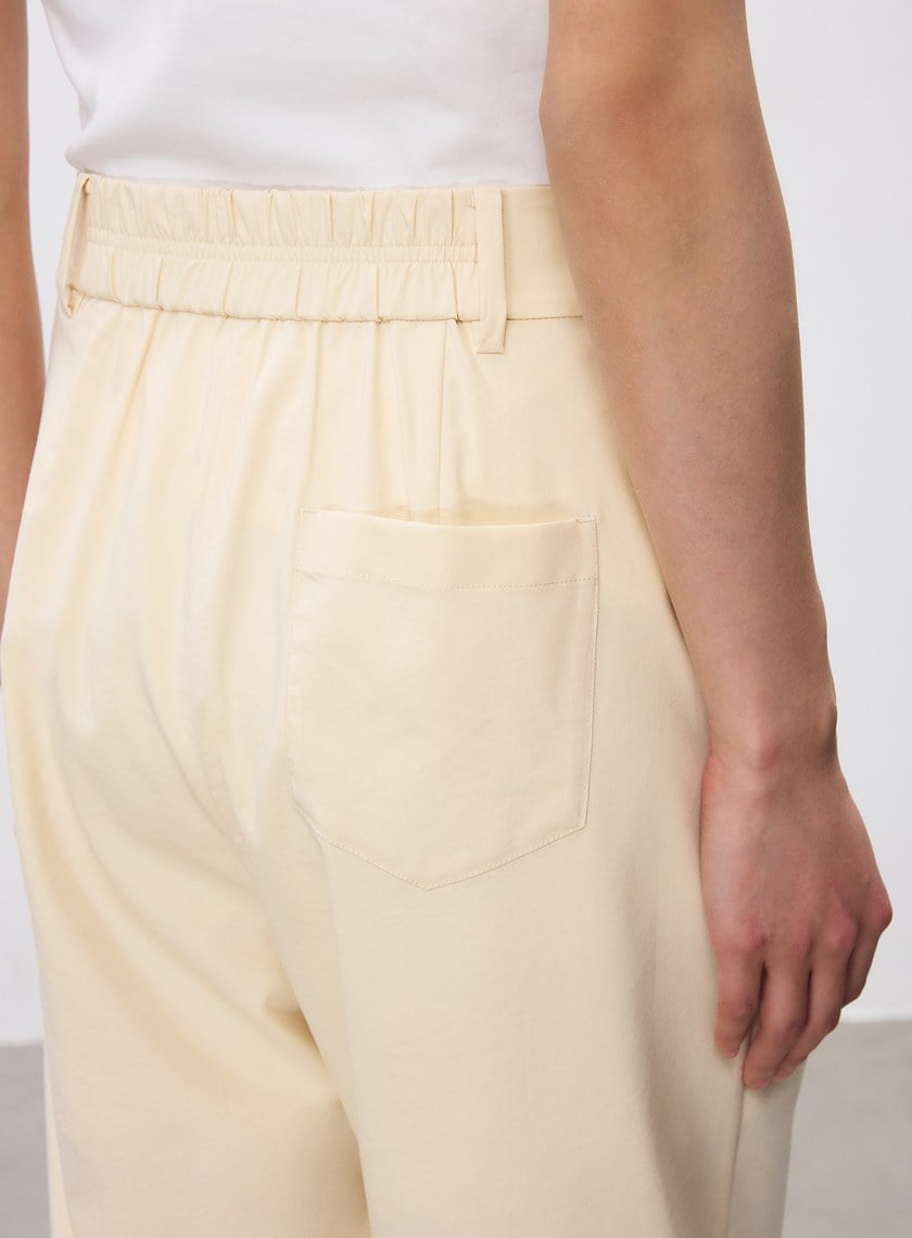 俐落修身直筒西裝褲