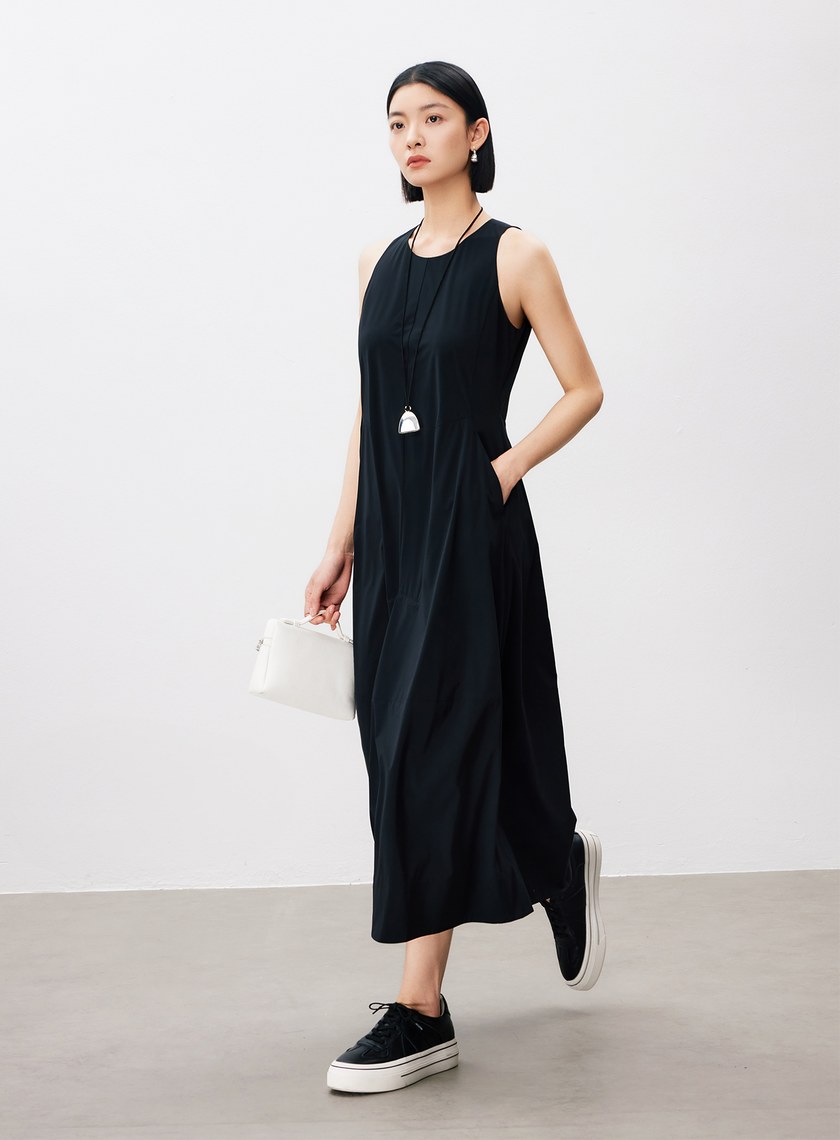 輕盈修身無袖洋裝