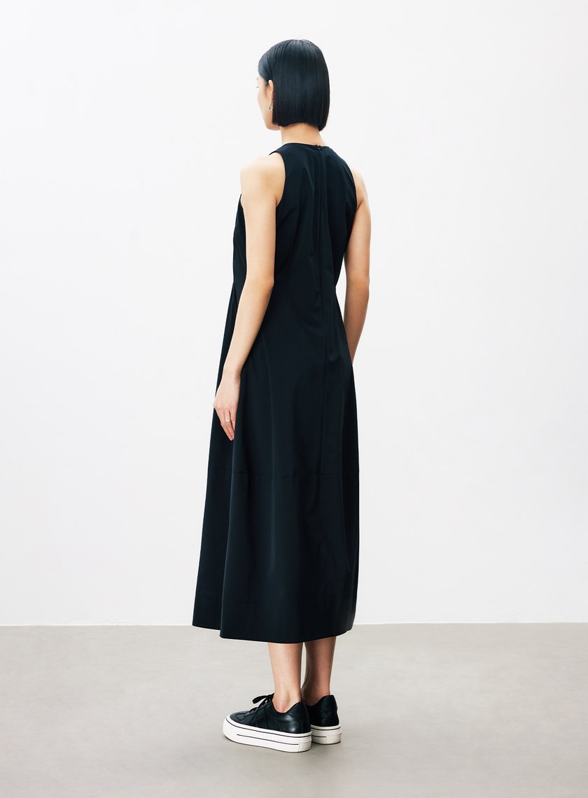 輕盈修身無袖洋裝