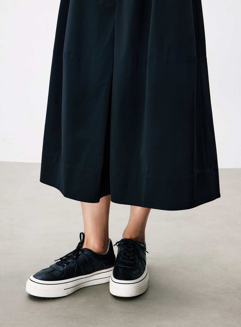 輕盈修身無袖洋裝