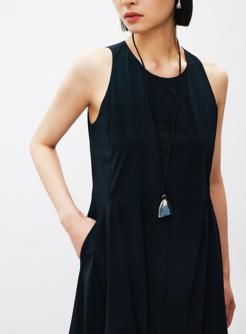 輕盈修身無袖洋裝