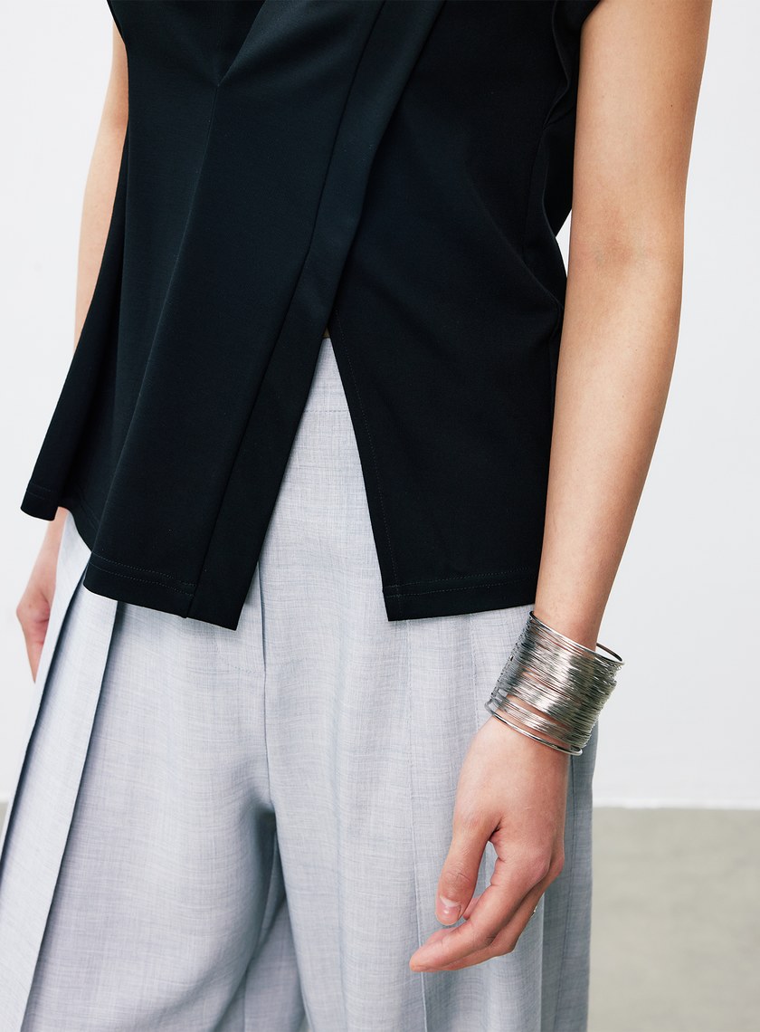 不對稱壓褶小飛袖T恤