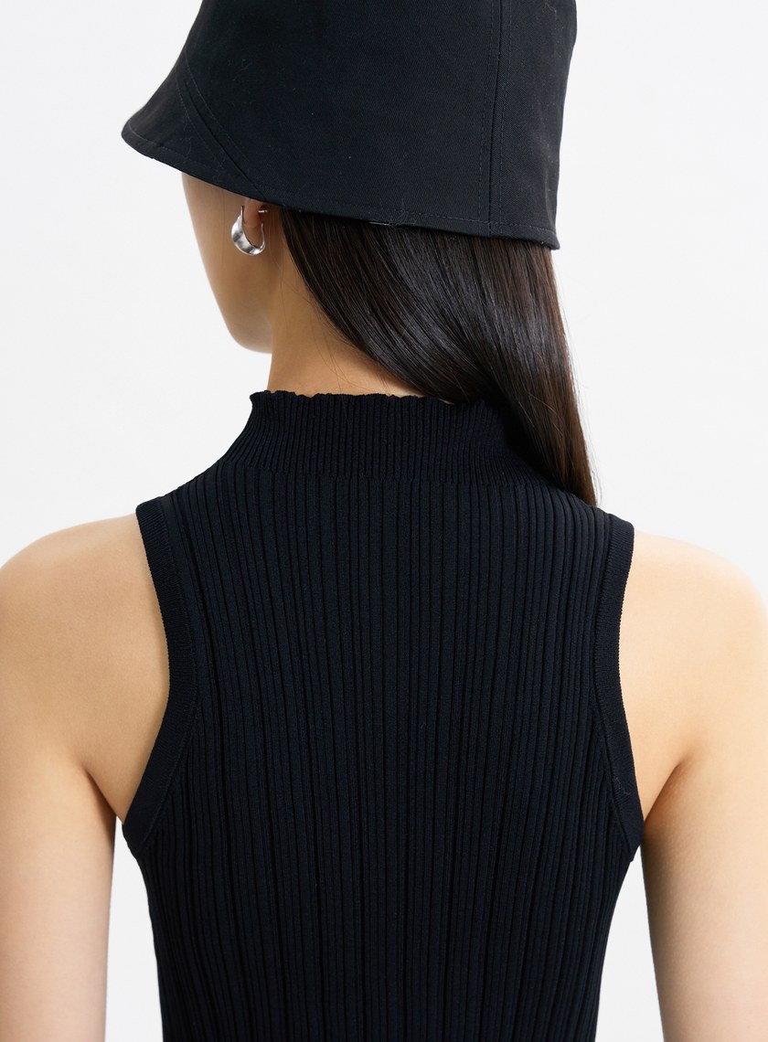 環保坑條削肩半高領針織背心