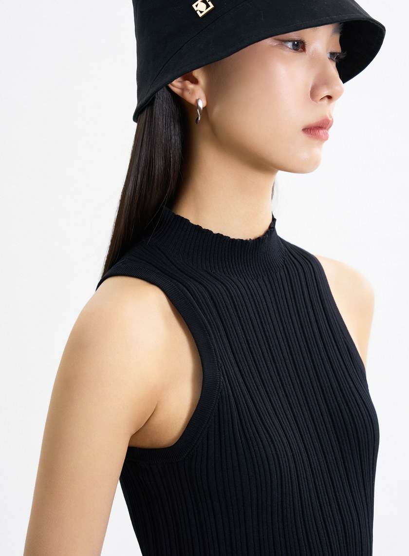 環保坑條削肩半高領針織背心