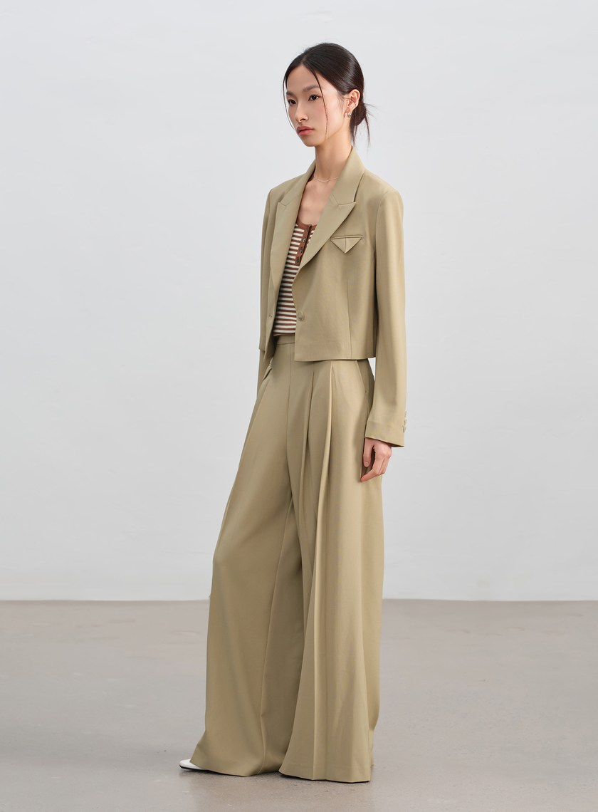 俐落不對稱分割短版西裝外套