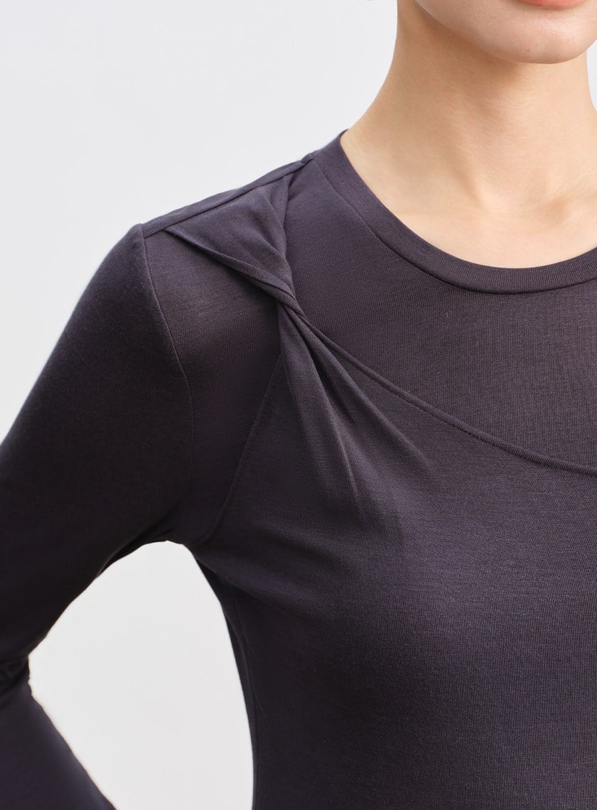 不對稱紐結合身上衣