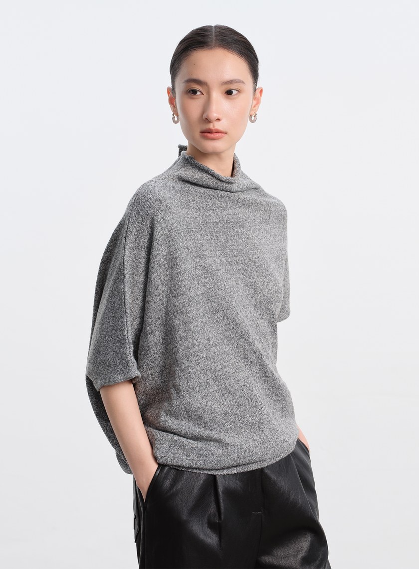 半高領落肩不對稱上衣