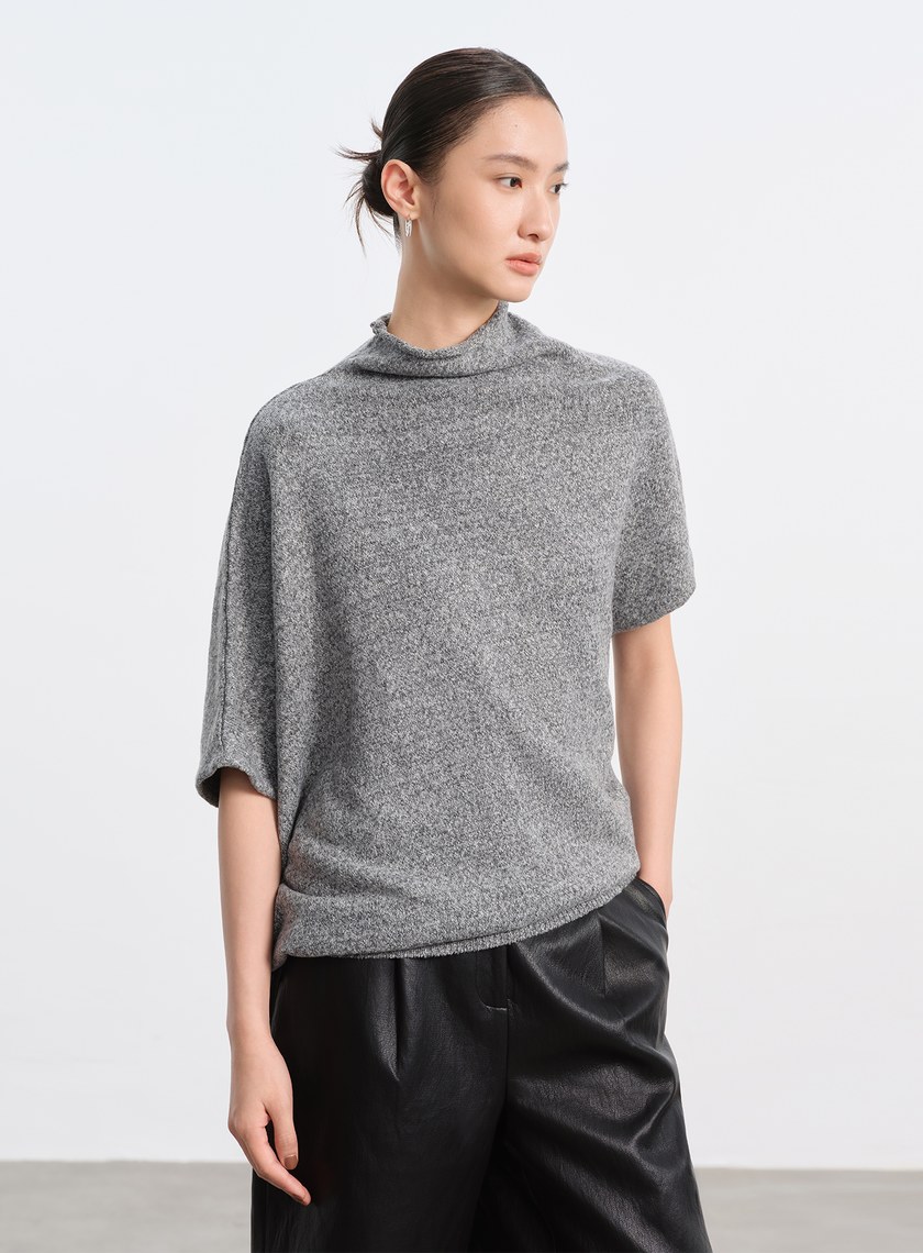 半高領落肩不對稱上衣