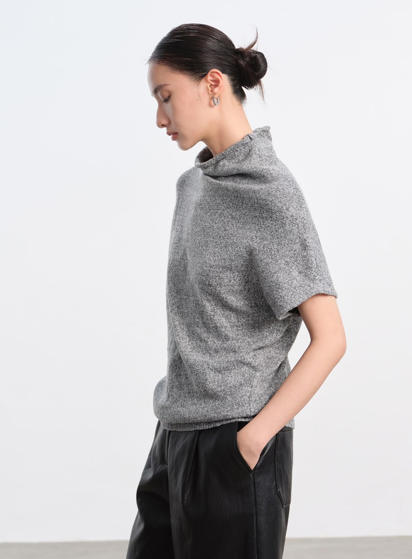 半高領落肩不對稱上衣
