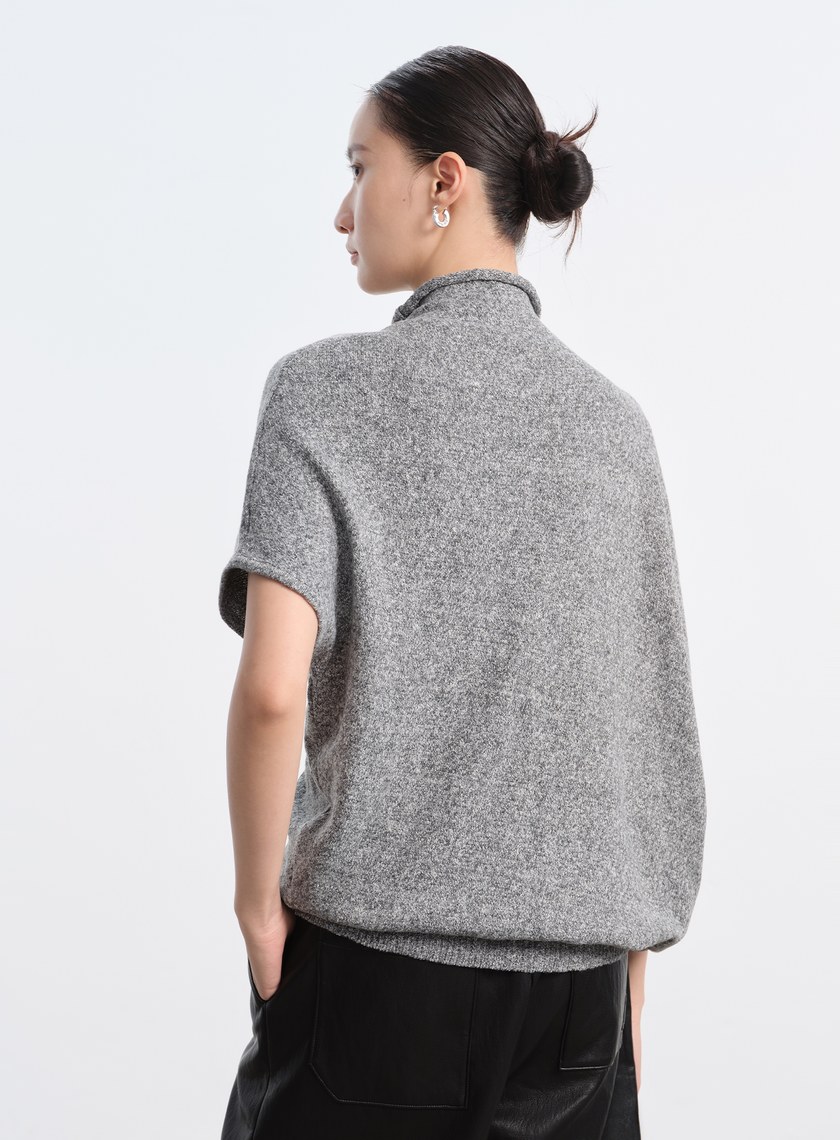 半高領落肩不對稱上衣