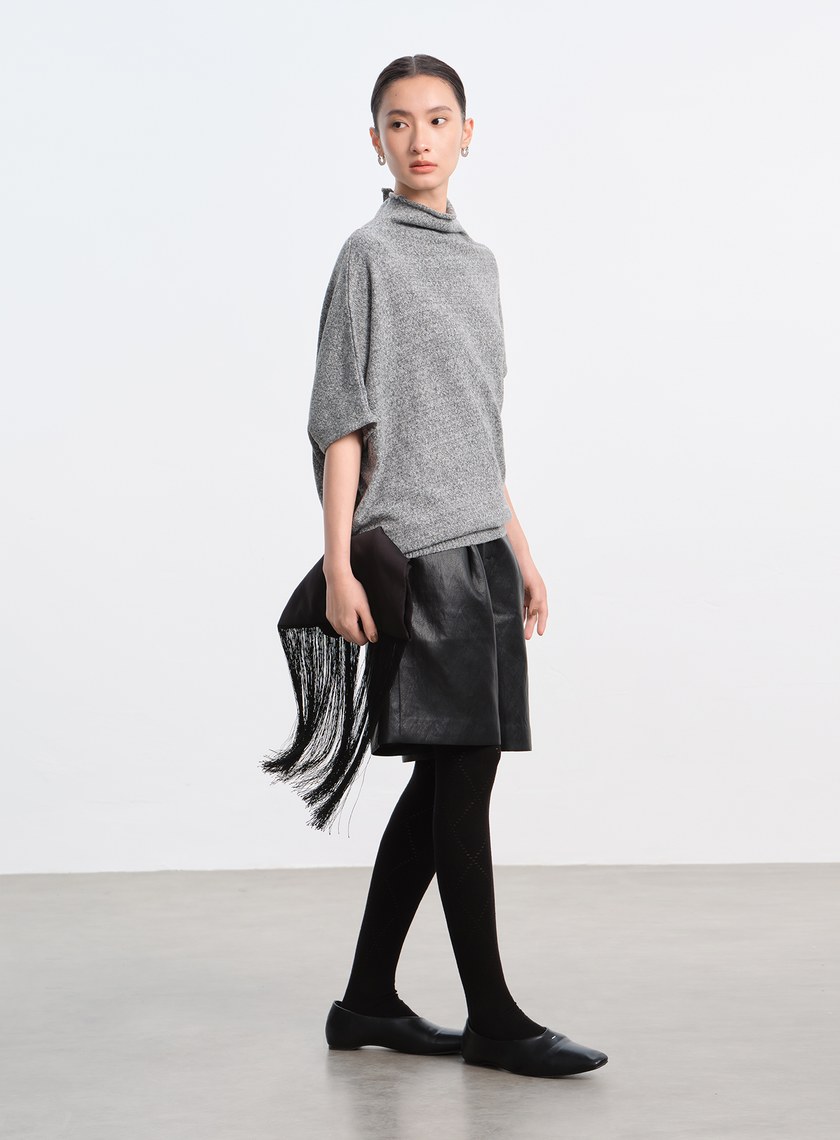 半高領落肩不對稱上衣