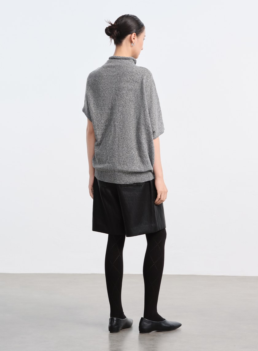 半高領落肩不對稱上衣