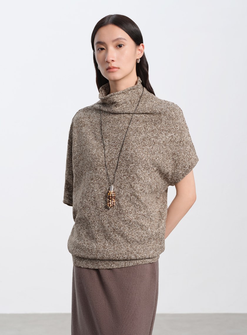 半高領落肩不對稱上衣