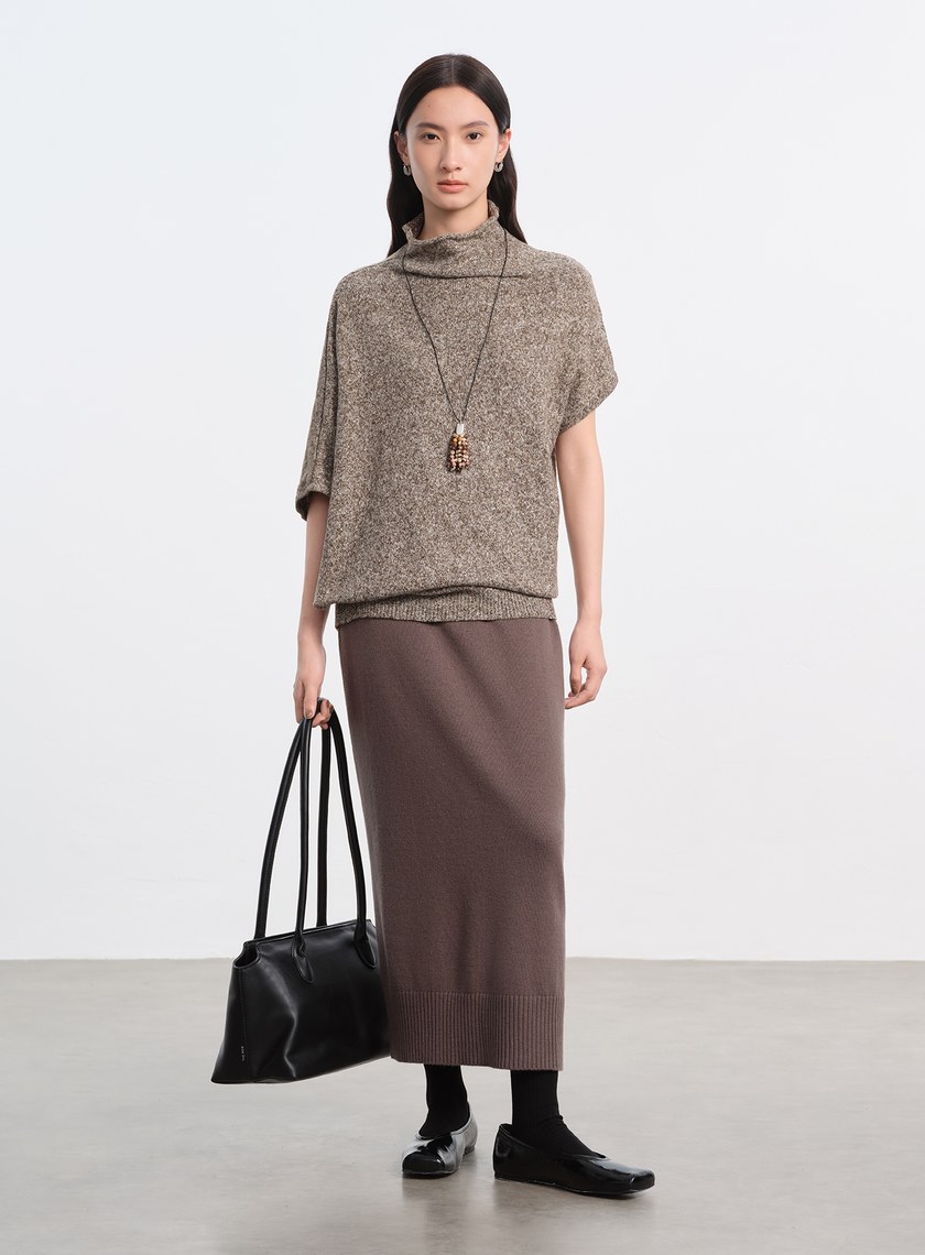 半高領落肩不對稱上衣