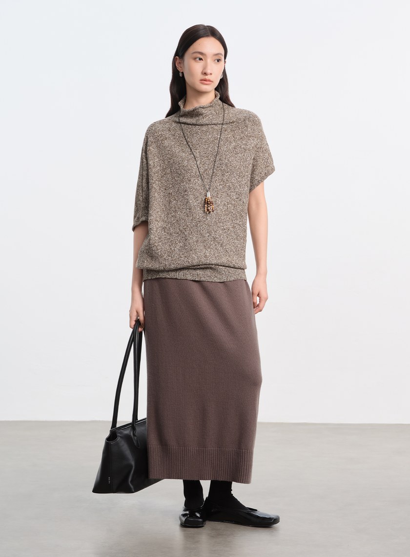 半高領落肩不對稱上衣