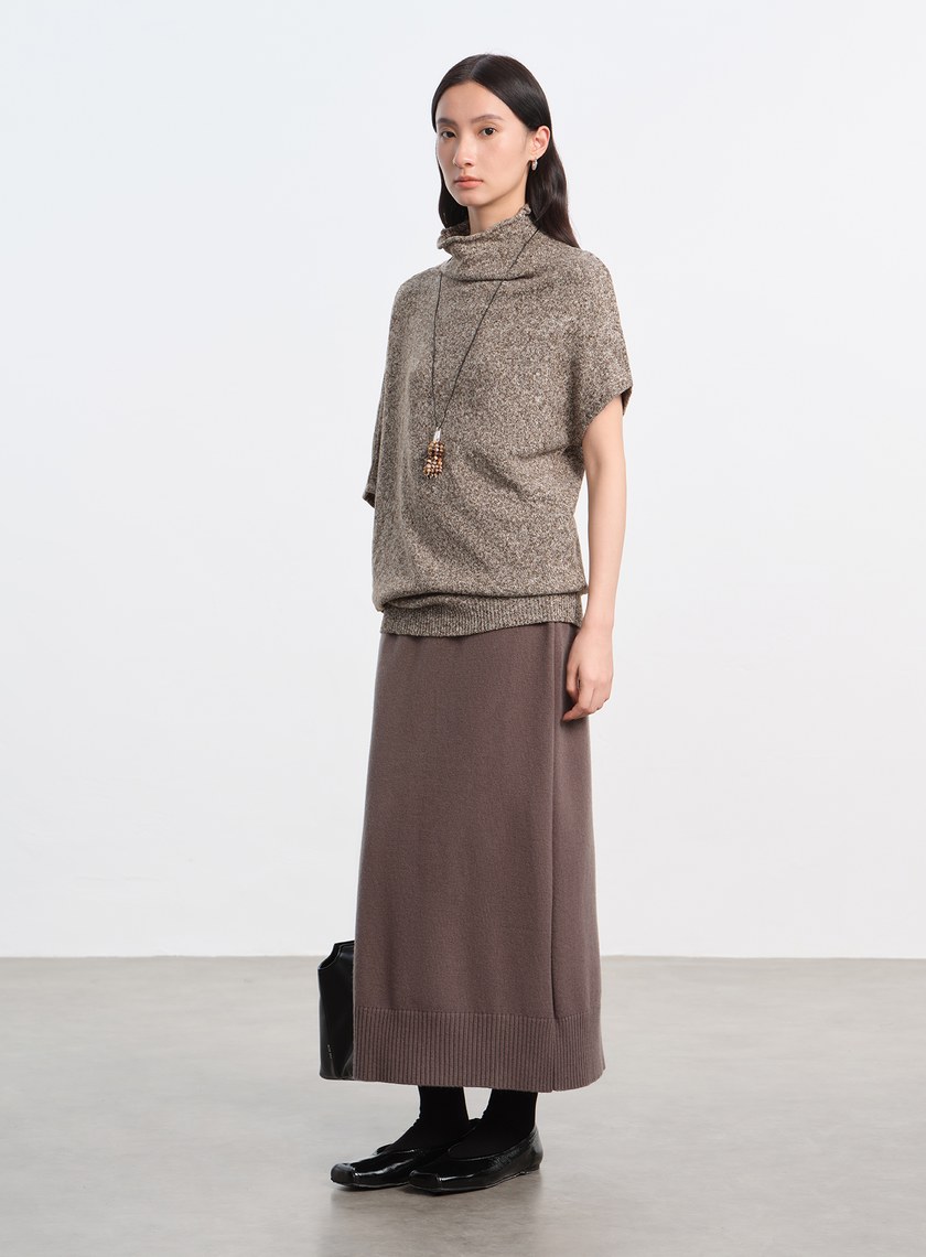 半高領落肩不對稱上衣