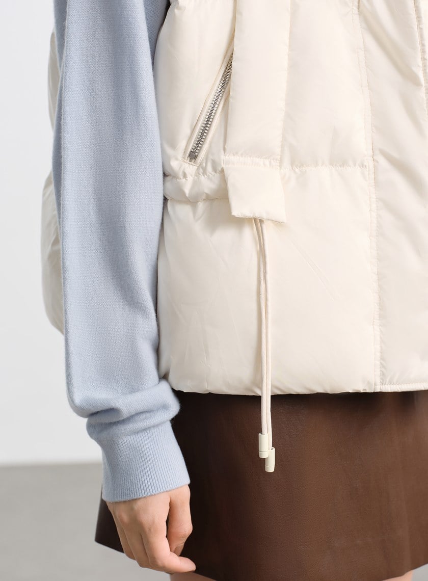 霧面立領輕盈羽絨背心