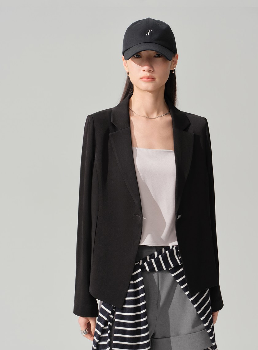 不對稱扣飾短版西裝外套