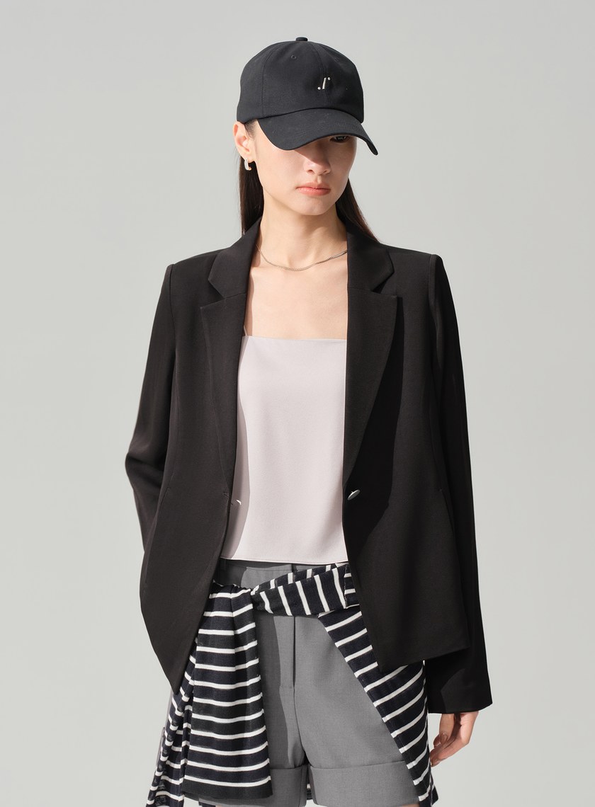不對稱扣飾短版西裝外套