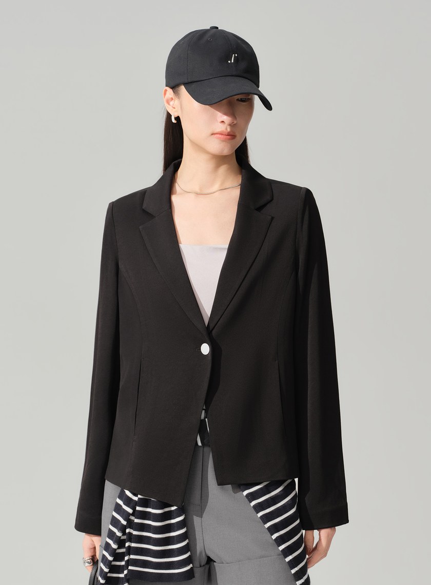 不對稱扣飾短版西裝外套