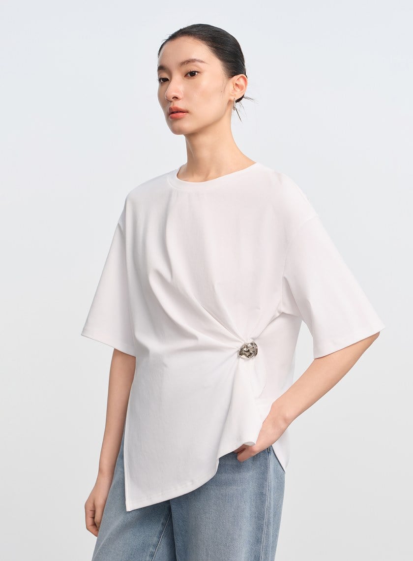 慵懶親膚胸針上衣