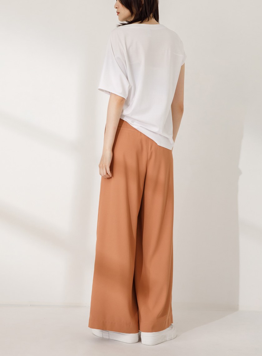 斜領不對稱落肩袖上衣