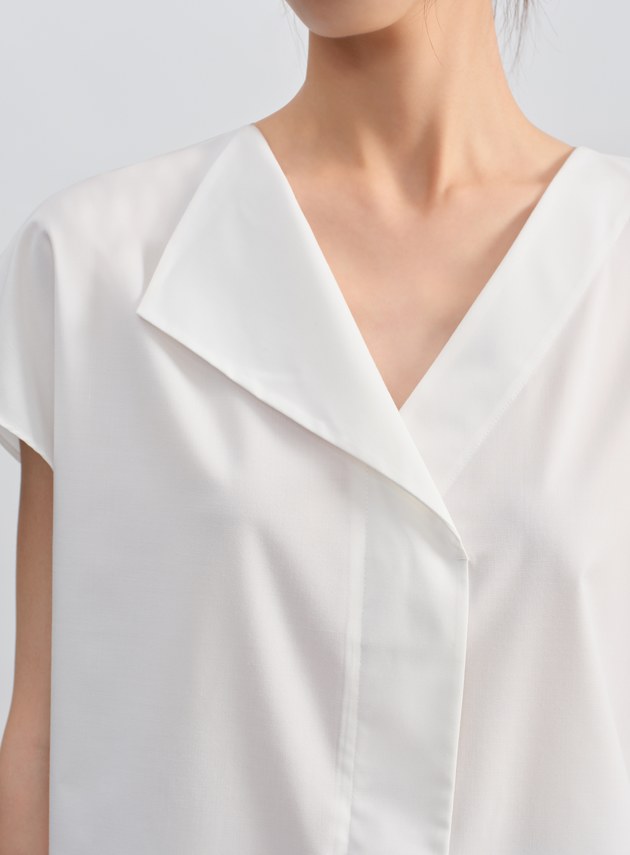 不對稱領口抗皺涼感上衣