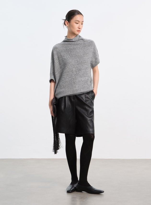 半高領落肩不對稱上衣