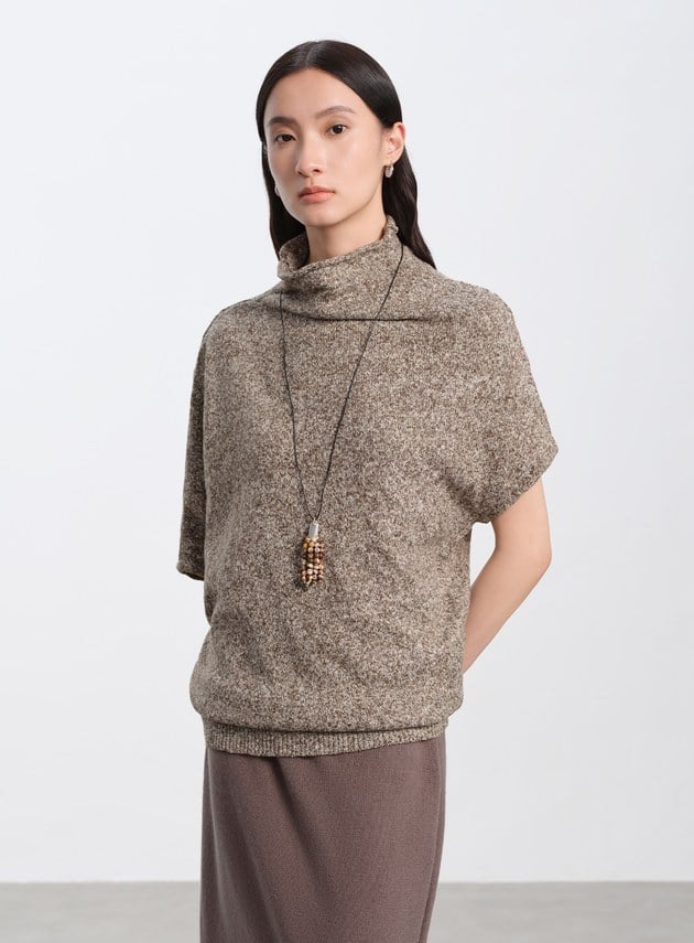 半高領落肩不對稱上衣