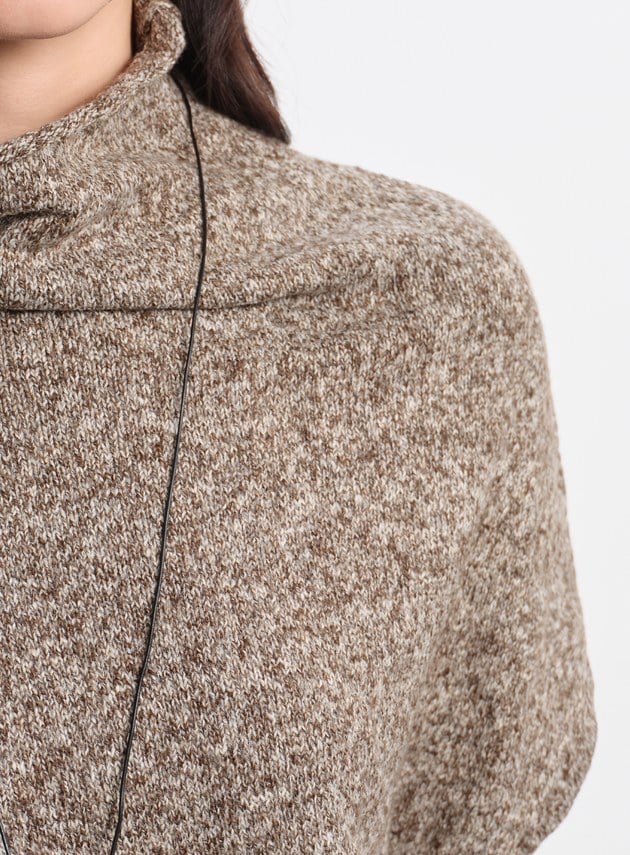 半高領落肩不對稱上衣