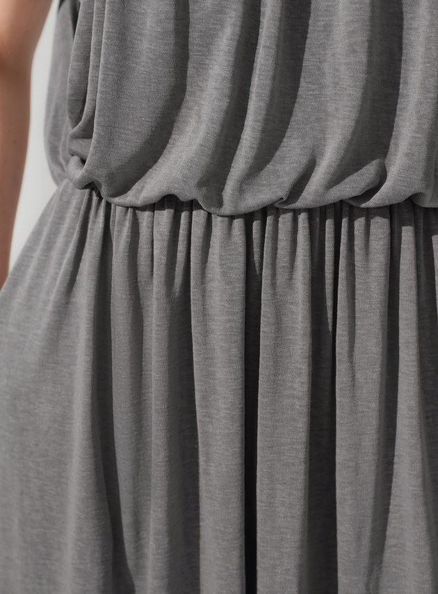 優雅垂墜收腰洋裝