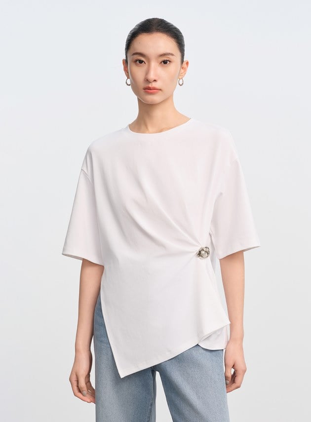 慵懶親膚胸針上衣