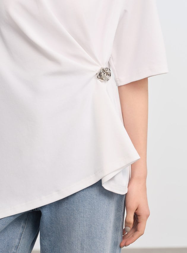 慵懶親膚胸針上衣