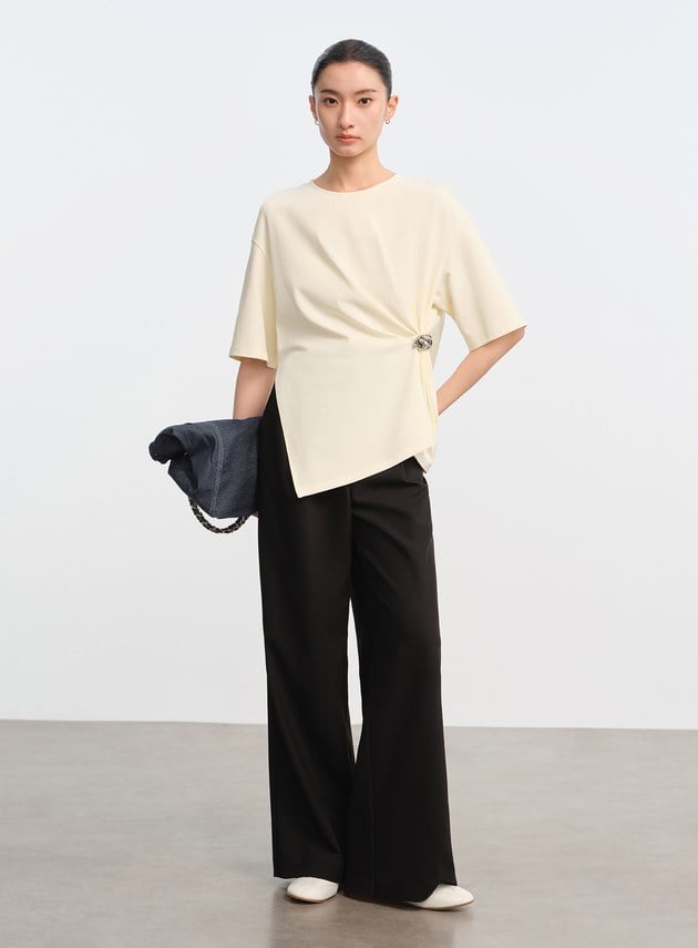 慵懶親膚胸針上衣