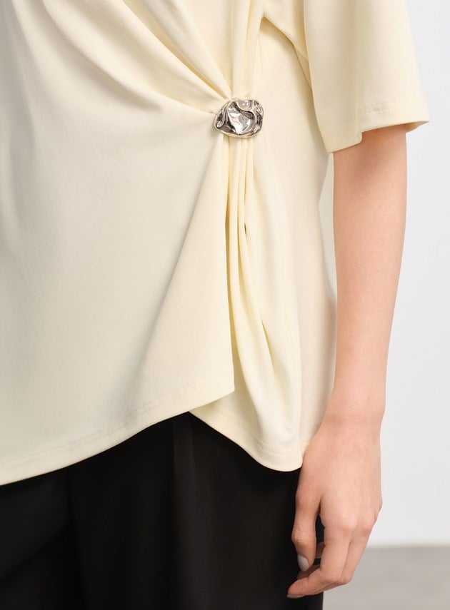 慵懶親膚胸針上衣