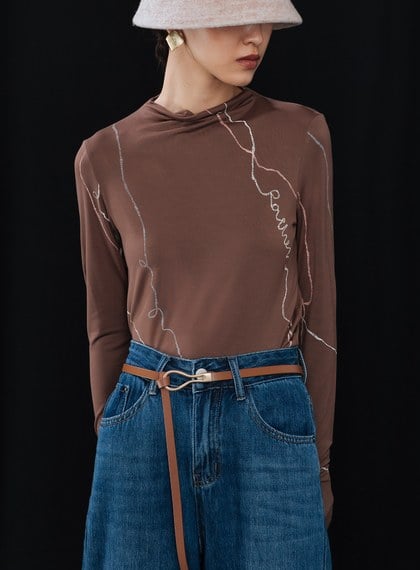 線性印花高領內搭上衣