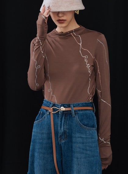 線性印花高領內搭上衣