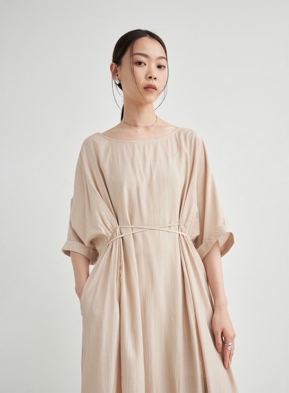 優雅細摺肌理交叉綁帶洋裝